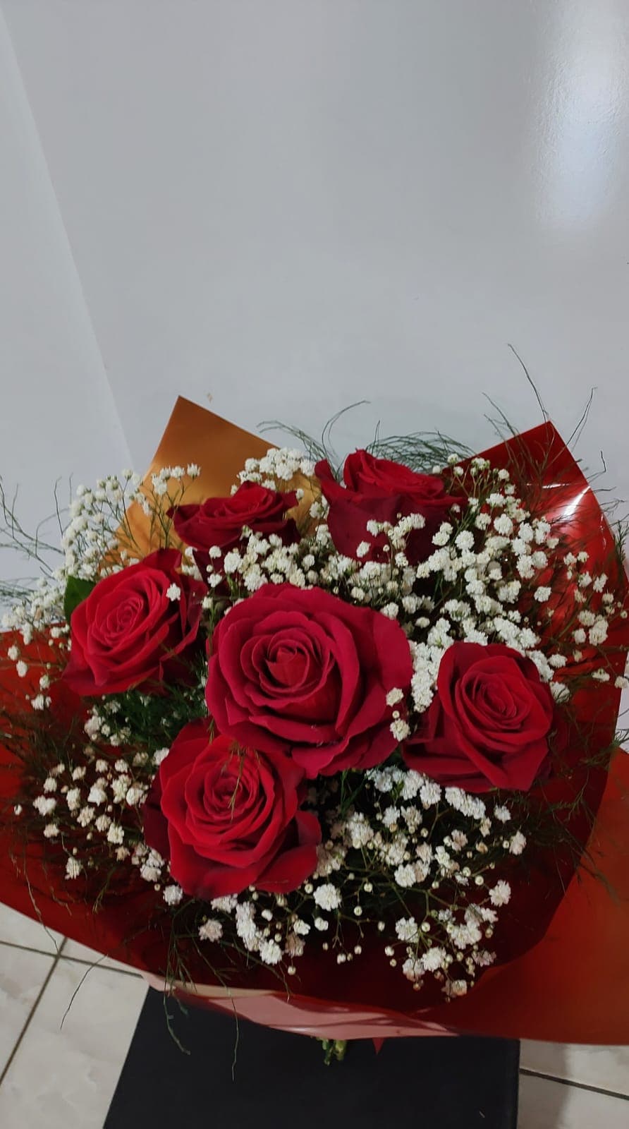 Buquê com seis rosas vermelhas