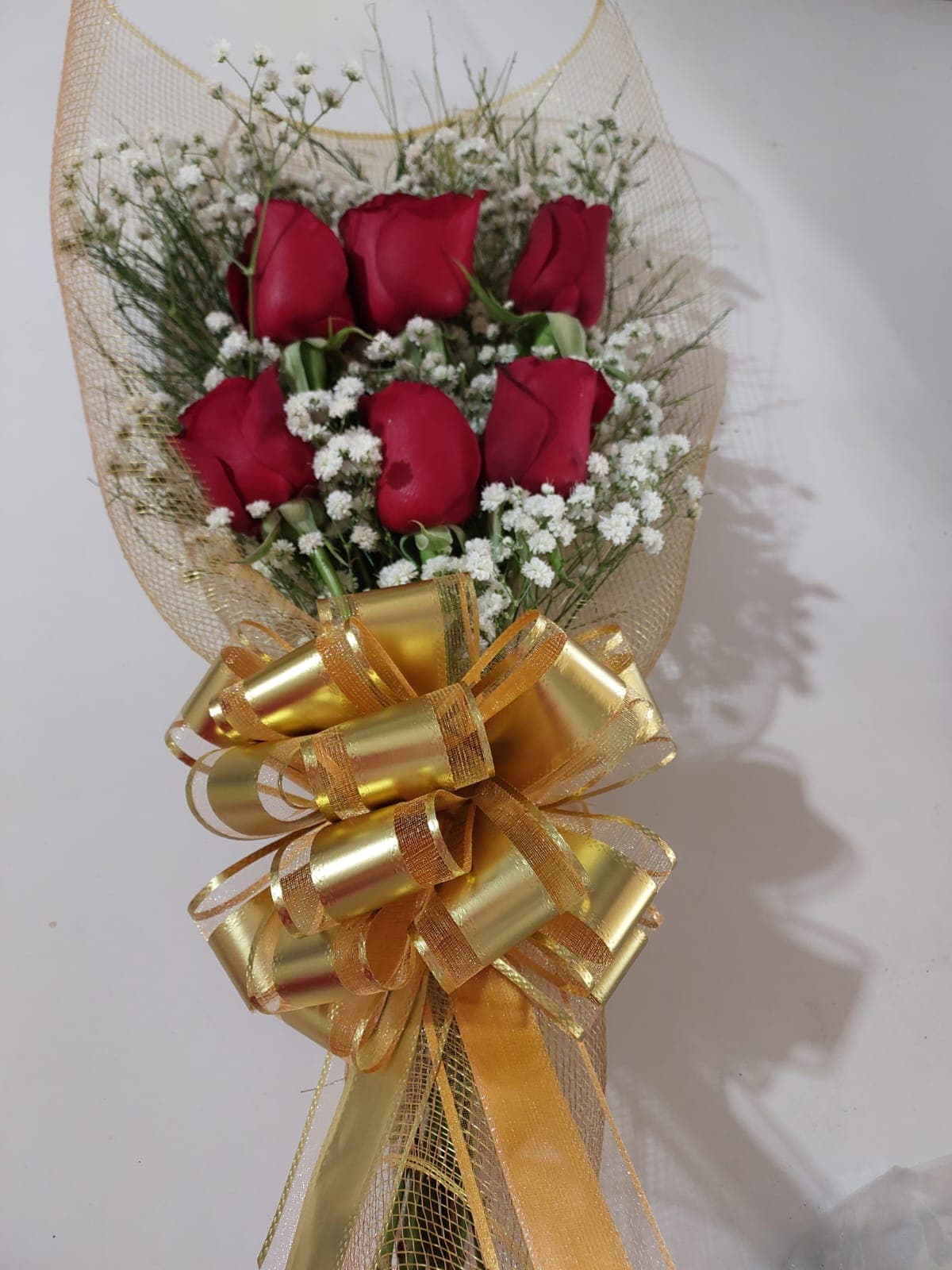 Buquê com seis rosas vermelhas em outra perspectiva